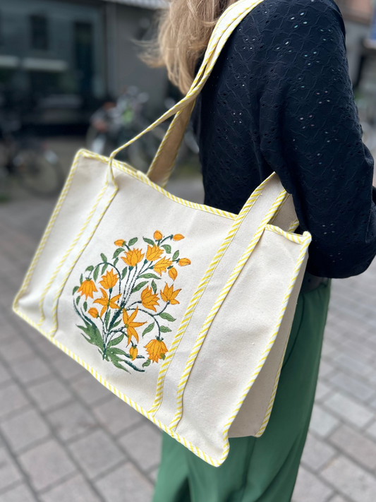 Canvas shopper taske med gul håndmalet blomst