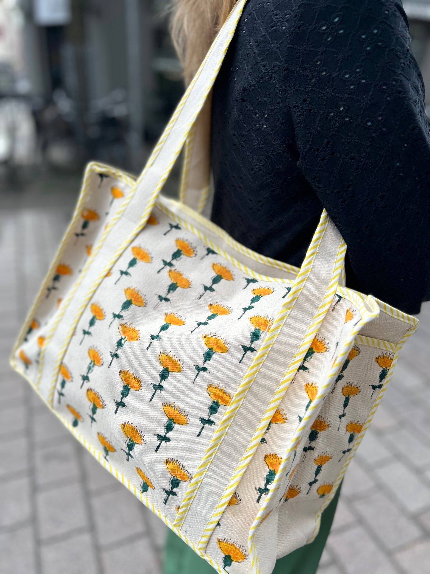 Canvas shopper taske med gul håndmalet blomst