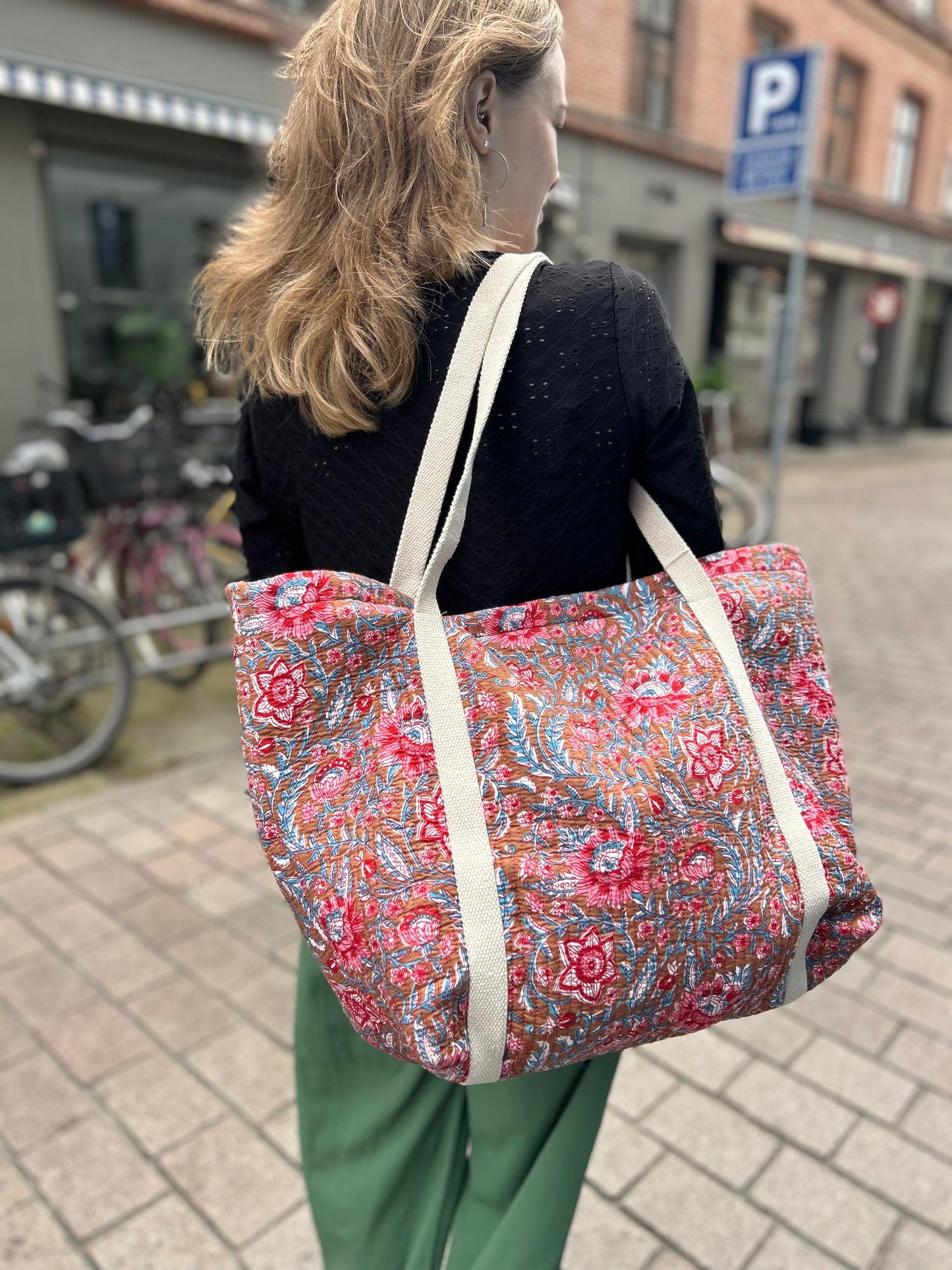 Skuldertaske i bomuld - rosa/brun blomstret