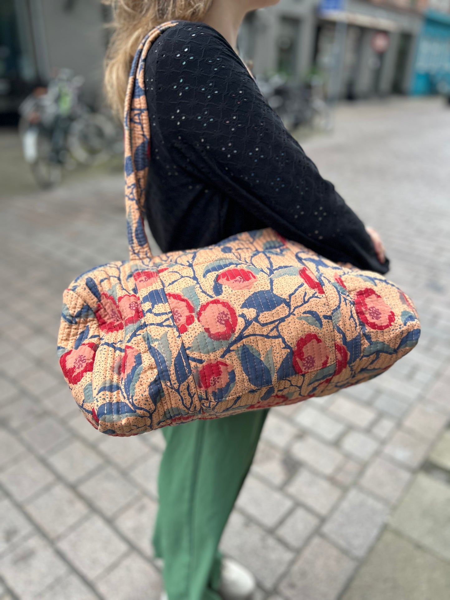 Weekendtaske i bomuld - sand blomstret