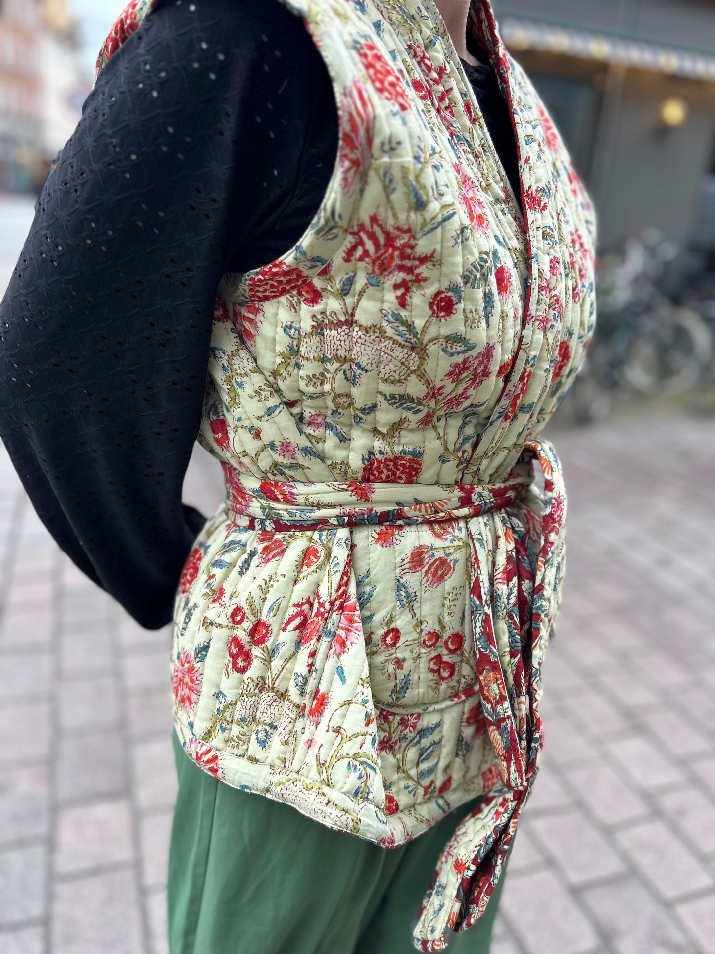 Vendbar quiltet vest i 100% bomuld - Vinrød blomstret