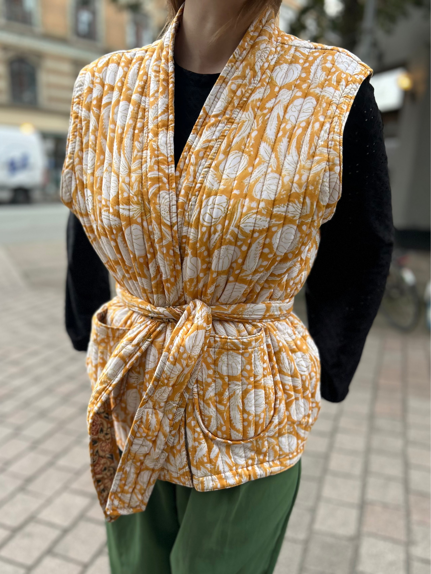 Vendbar quiltet vest i 100% bomuld - Sennepsgul blomstret