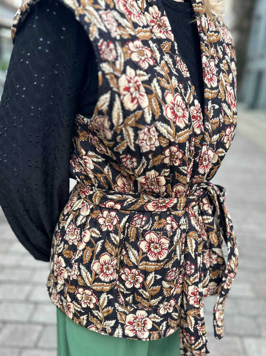Vendbar quiltet vest i 100% bomuld - Mokka blomstret