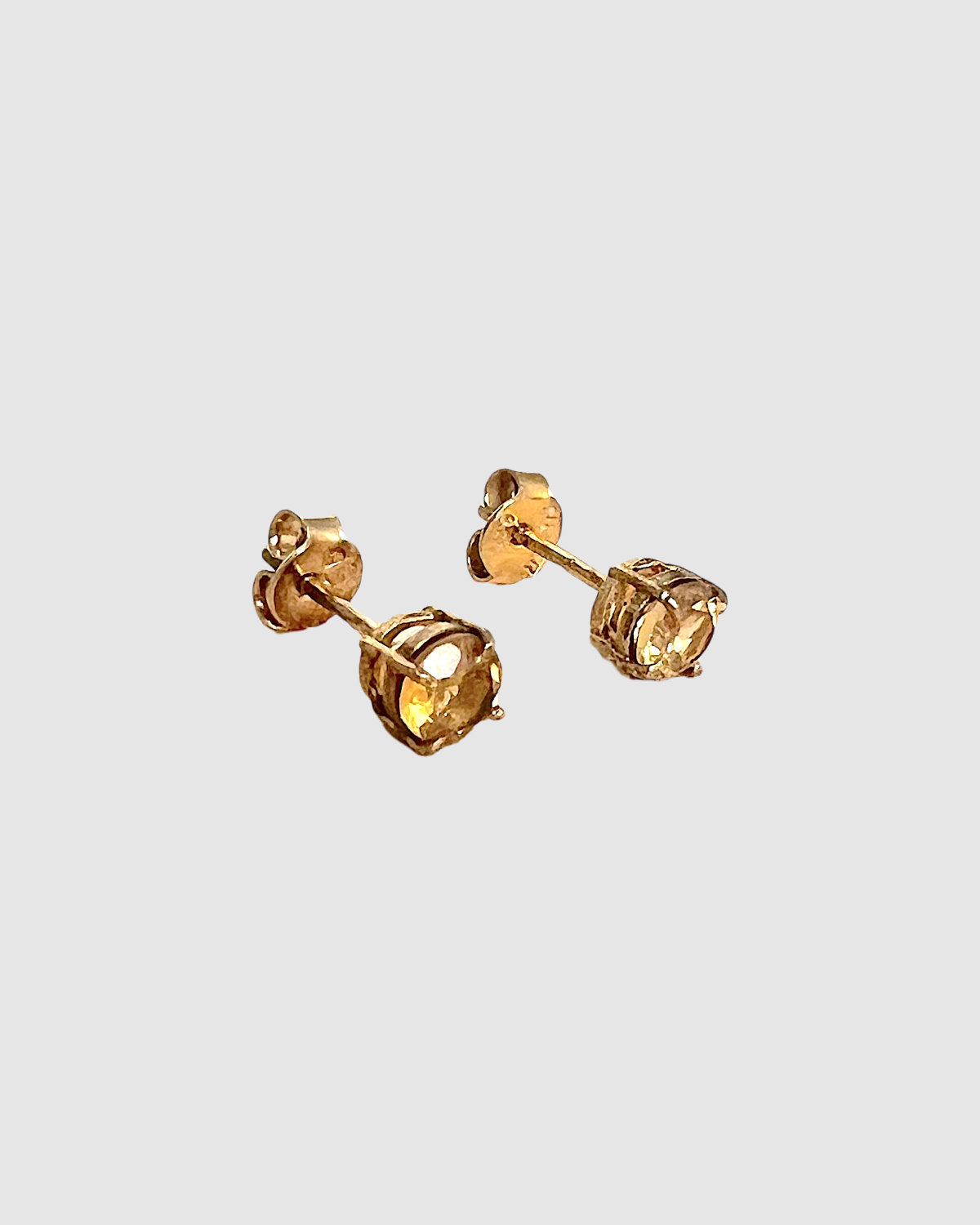 Håndlavede guld ørestikker med klar ædelsten