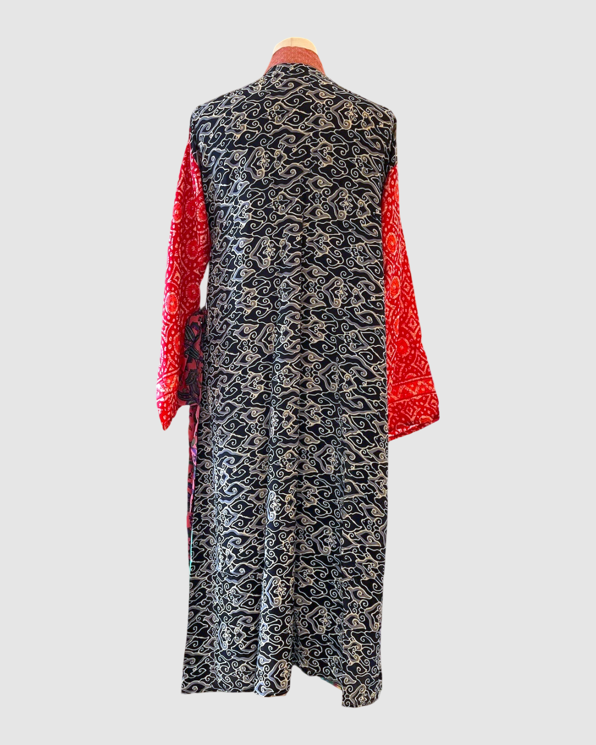 Kort silke kimono fra kvindekooperativet i Indien - Sky