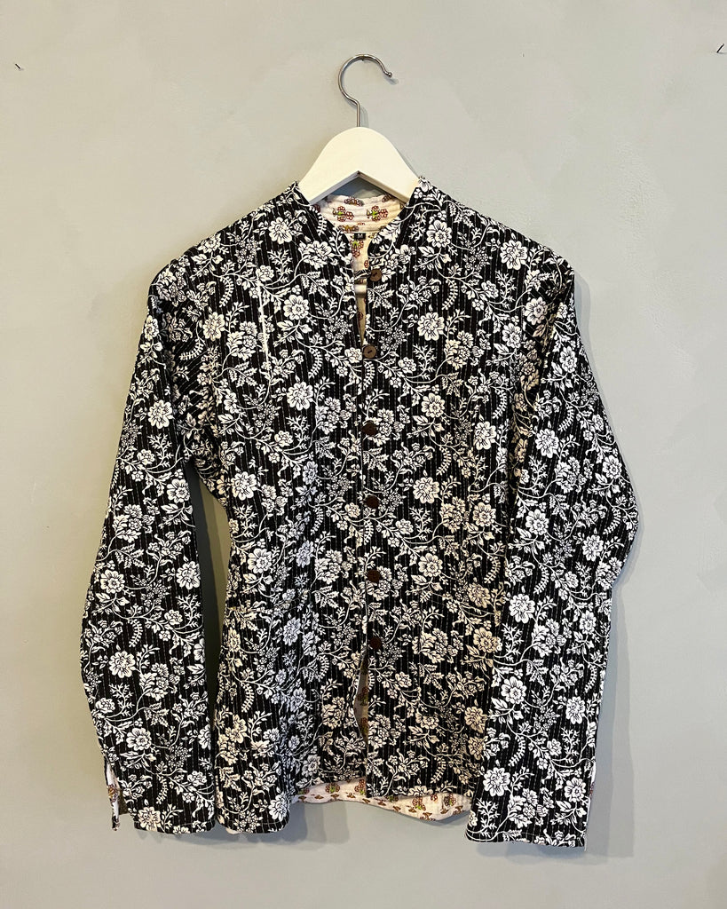 Vendbar sort blomstret/hvid indisk kantha jakke