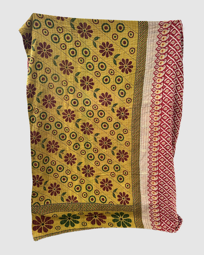 Håndsyet vendbart kantha tæppe af upcycled tekstilrester - Zai