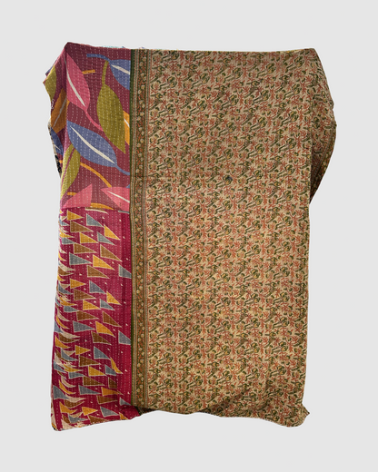 Håndsyet vendbart kantha tæppe af upcycled tekstilrester - Elia