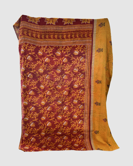 Håndsyet vendbart kantha tæppe af upcycled tekstilrester - Niv