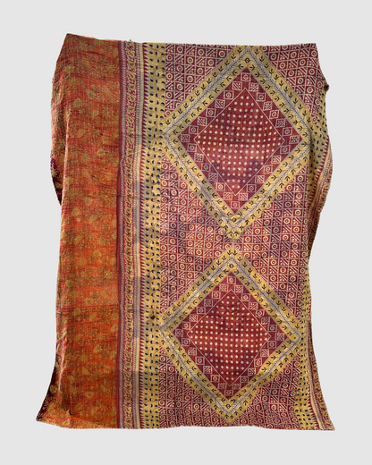Håndsyet vendbart kantha tæppe af upcycled tekstilrester - Niv