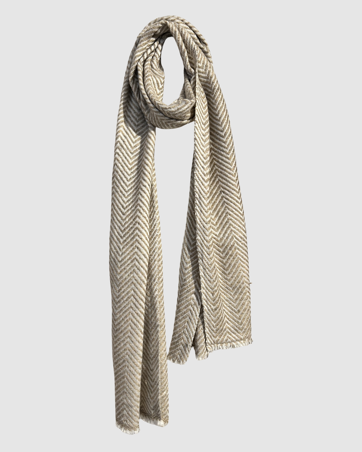 Håndvævet tørklæde i blød merinould i farven lys champagne, produceret bæredygtigt på et fair trade kooperativ i Nepal.