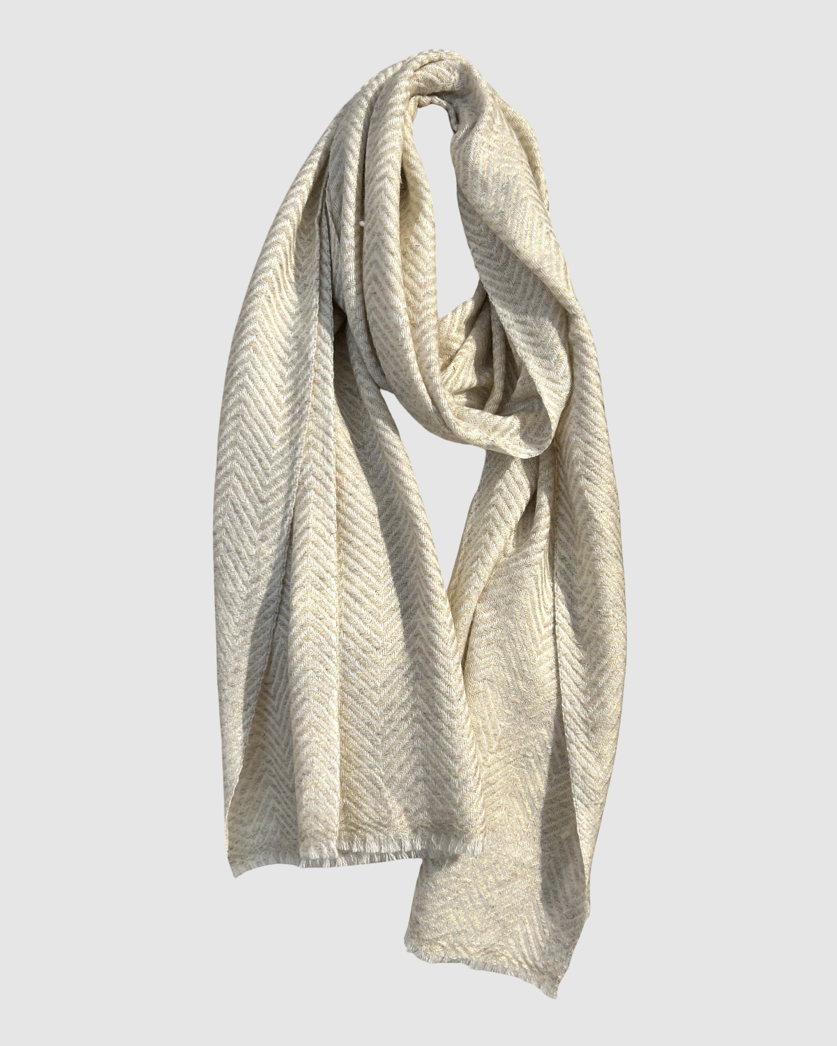 Håndvævet fair trade tørklæde i lys sand zigzag merinould, lavet på et bæredygtigt kooperativ i Nepal.