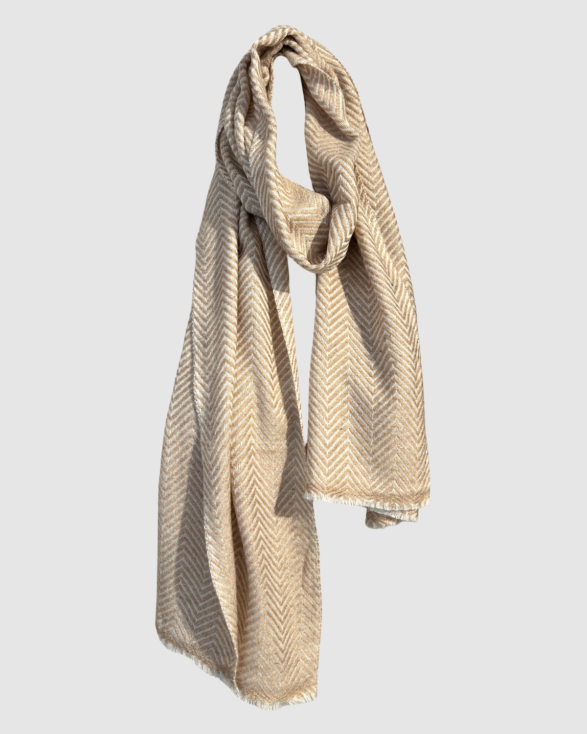 Håndvævet fair trade tørklæde i lys beigh merinould, lavet på et bæredygtigt kooperativ i Nepal.