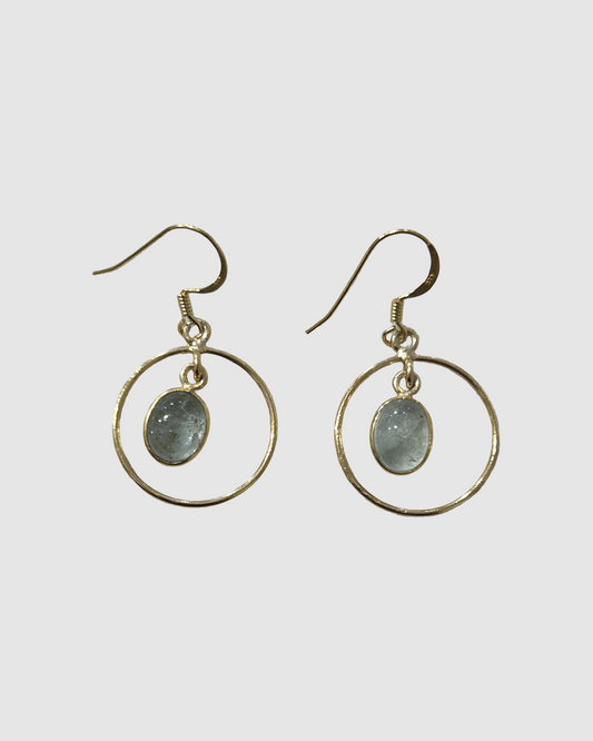 Håndlavet guld ørering med 1 naturlig ædelsten i ring