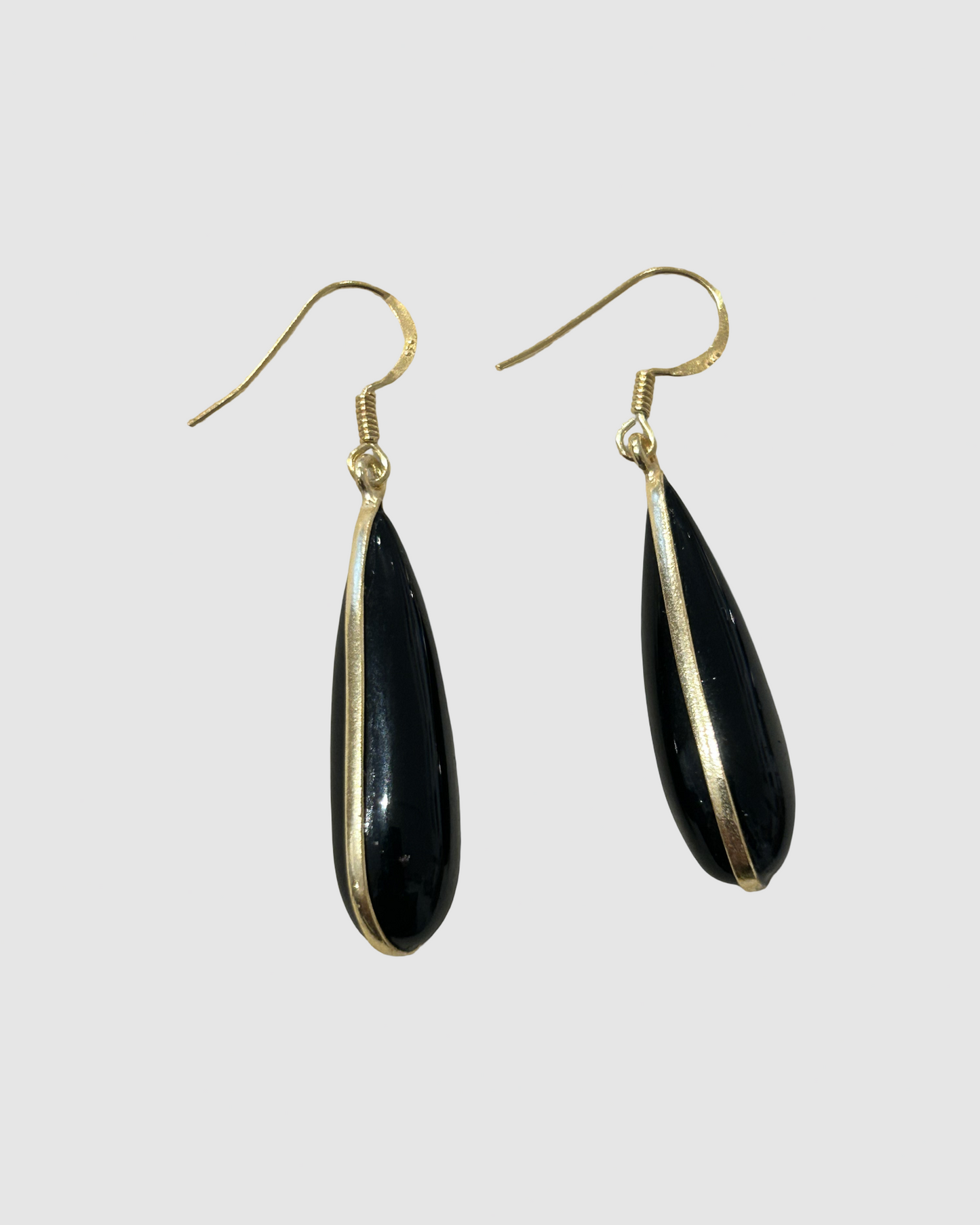 Håndlavet guld ørering med en stor naturlig ædelsten