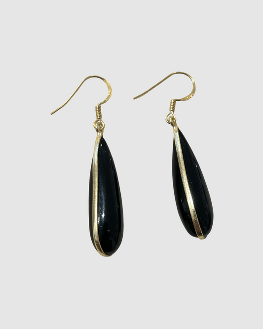 Håndlavet guld ørering med en stor naturlig ædelsten