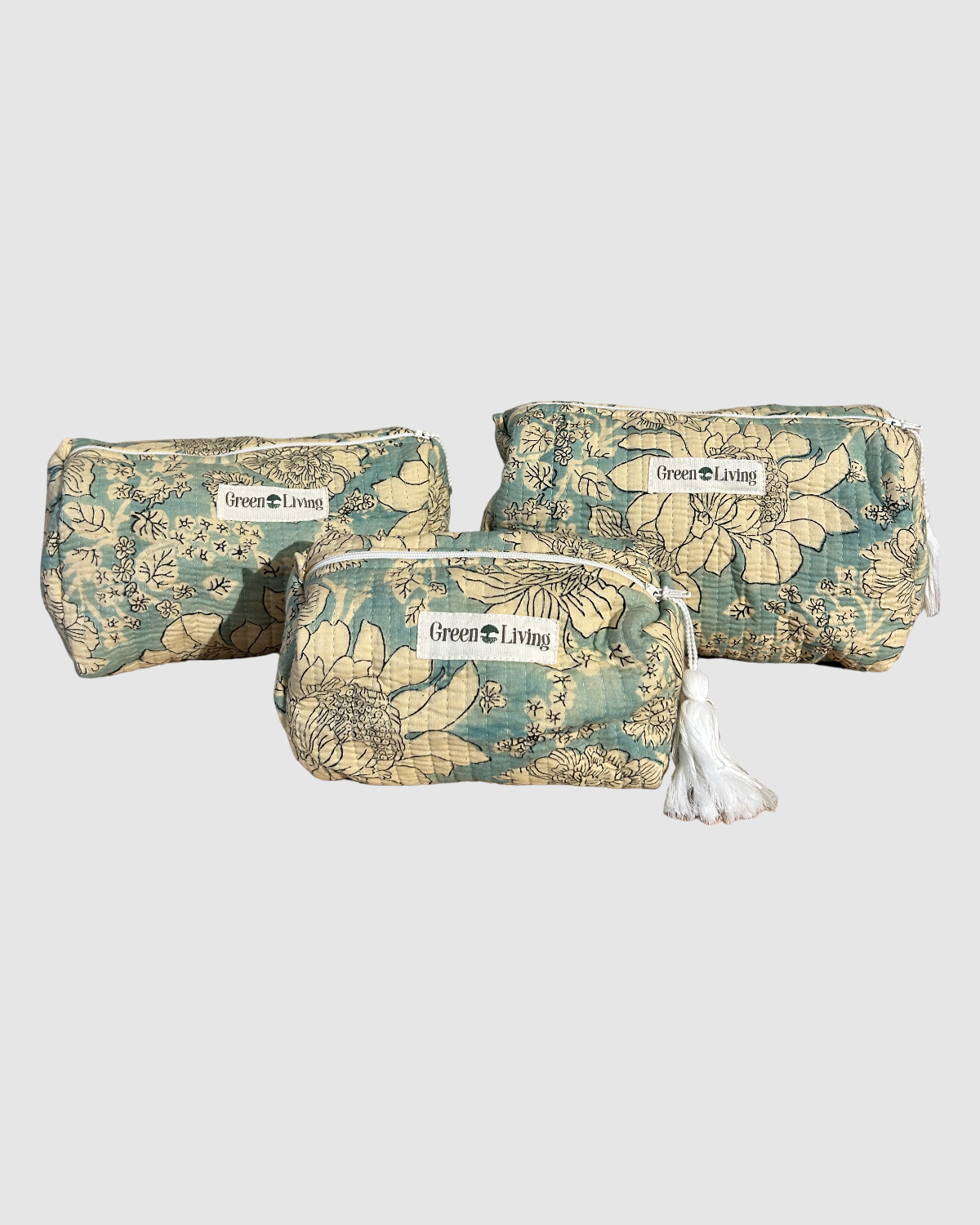 Mint/sand blomstret toilettaske i bomuld med håndtrykt blokprint, fire rum og lynlås – håndlavet på socialøkonomisk værksted i Kashmir