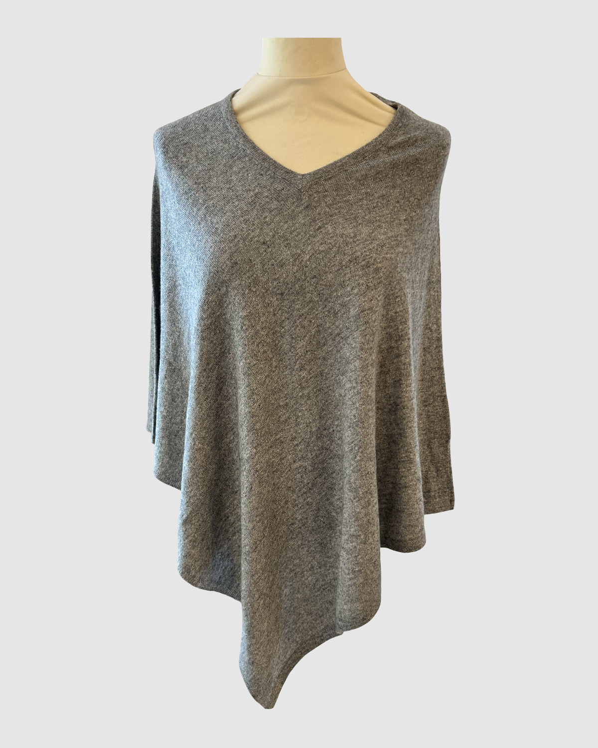 Fairtrade poncho i merinould, bæredygtigt håndværk fra Nepal.