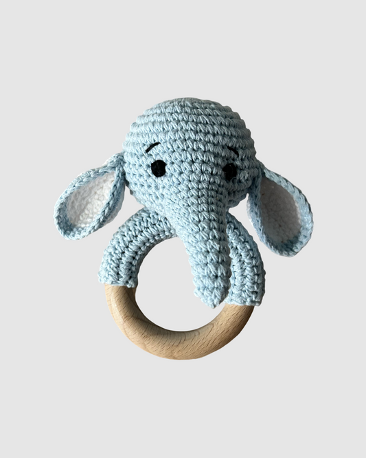 Håndhæklet elefant rangle i økologisk bomuld til baby, produceret med fokus på social ansvarlighed.