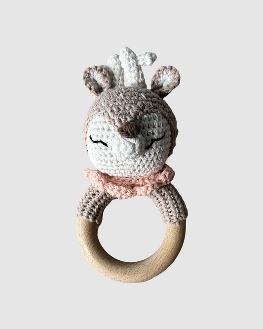 Håndhæklet hjort rangle i økologisk bomuld til baby, produceret med fokus på social ansvarlighed.