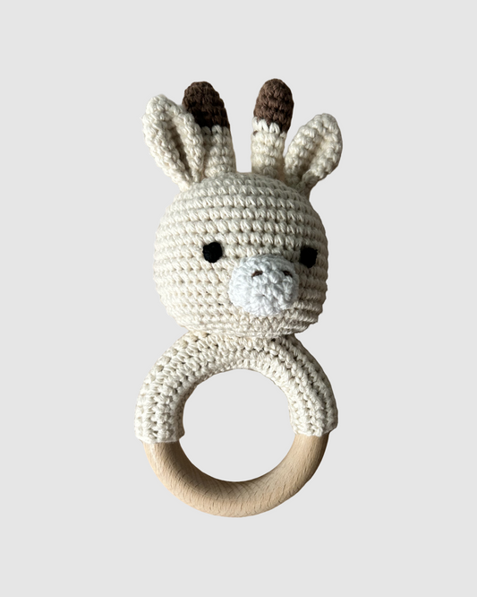 Håndhæklet hvid giraf rangle i økologisk bomuld til baby, produceret med fokus på social ansvarlighed.