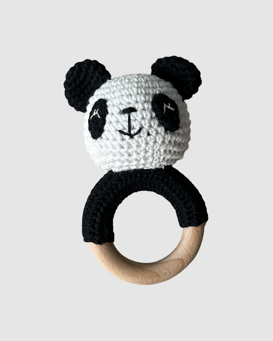 Håndhæklet panda rangle i økologisk bomuld til baby, produceret med fokus på social ansvarlighed.