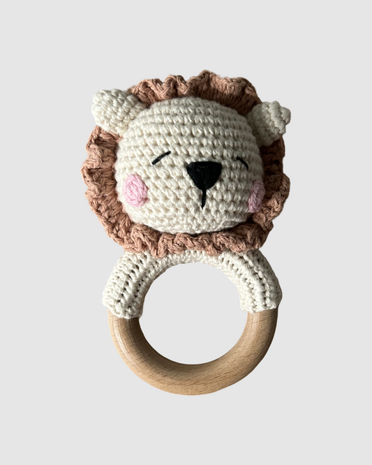 Håndhæklet lys løve rangle i økologisk bomuld til baby, produceret med fokus på social ansvarlighed.