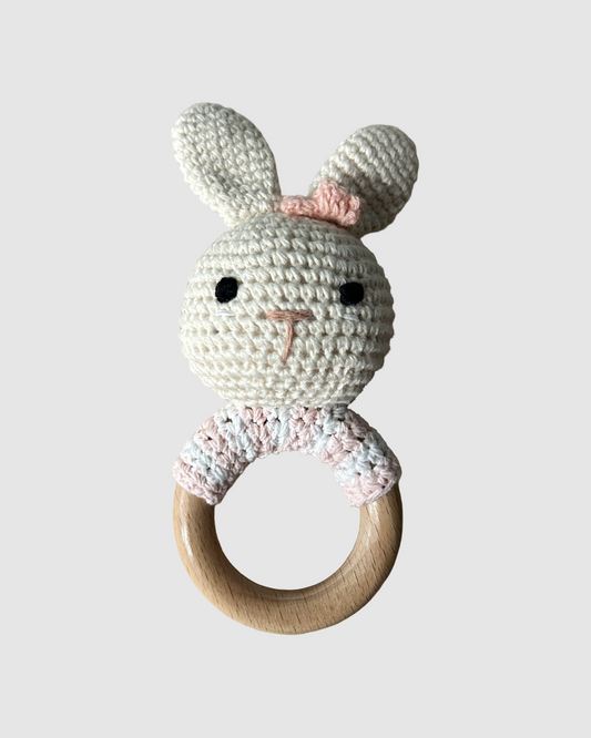 Håndhæklet hvid kanin rangle i økologisk bomuld til baby, produceret med fokus på social ansvarlighed.
