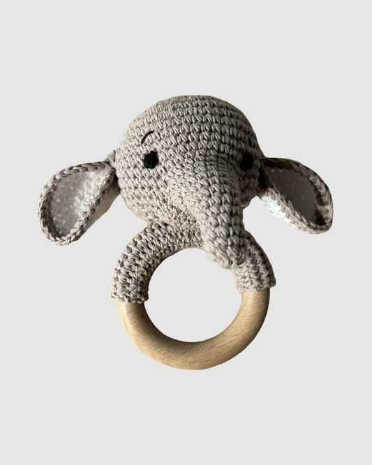 Håndhæklet lysebrun elefant rangle i økologisk bomuld til baby, produceret med fokus på social ansvarlighed.