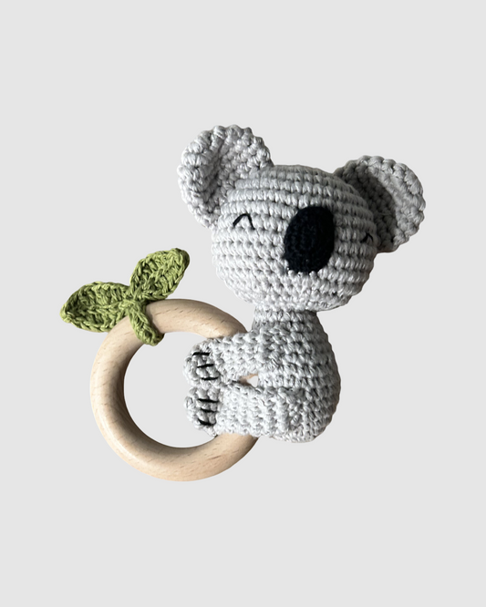 Håndhæklet koala rangle i økologisk bomuld til baby, produceret med fokus på social ansvarlighed.