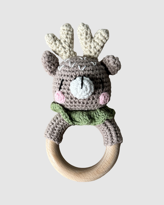 Håndhæklet rensdyr rangle i økologisk bomuld til baby, produceret med fokus på social ansvarlighed.