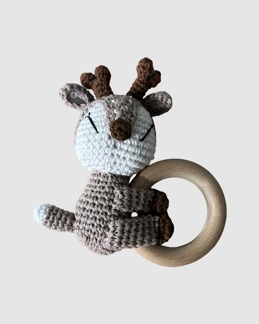 Håndhæklet kravlende rensdyr rangle i økologisk bomuld til baby, produceret med fokus på social ansvarlighed.