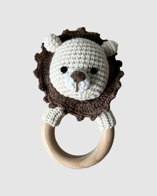 Håndhæklet brun løve rangle i økologisk bomuld til baby, produceret med fokus på social ansvarlighed.