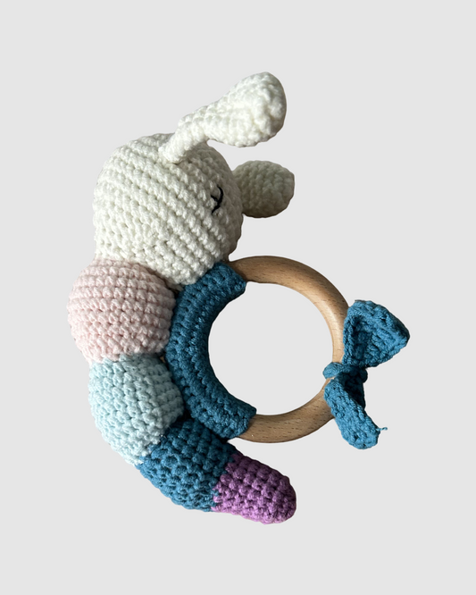 Håndhæklet kålorm rangle i økologisk bomuld til baby, produceret med fokus på social ansvarlighed.