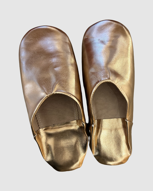 Bløde, håndlavede sutsko i læder fra Marokko – komfort og bæredygtighed i ét. Bronze/guld