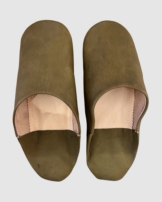 Bløde, håndlavede sutsko i læder fra Marokko – komfort og bæredygtighed i ét. olivengrøn str. 43