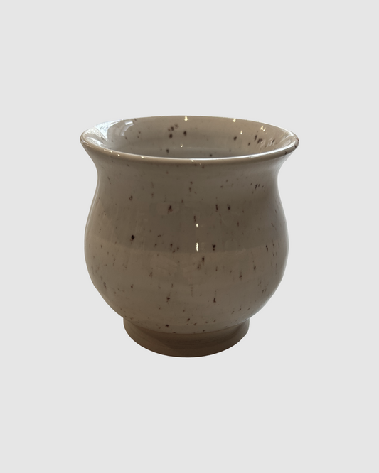 Hånddrejet krus uden hank fra Fyn - hvid glaseret