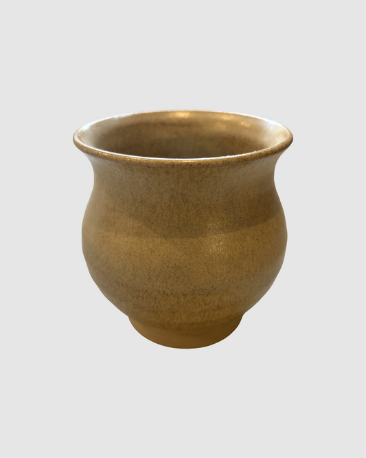 Hånddrejet krus uden hank fra Fyn - Karamel