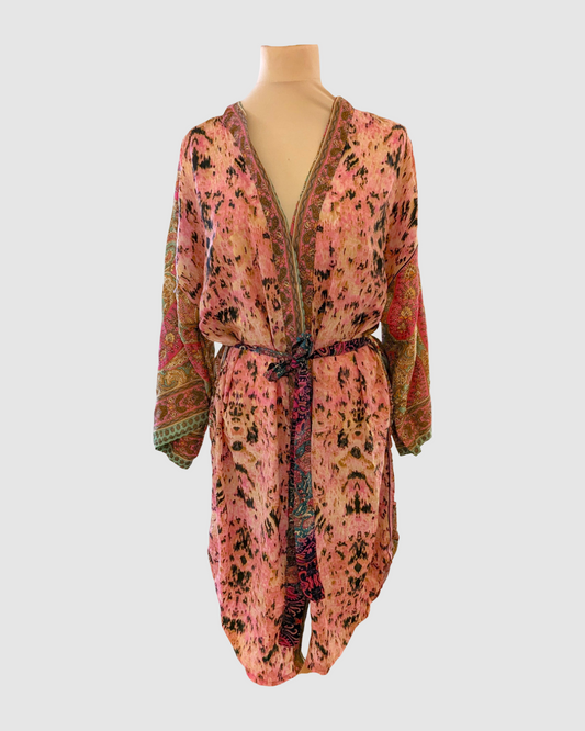 Kort silke kimono fra kvindekooperativet i Indien - Laila