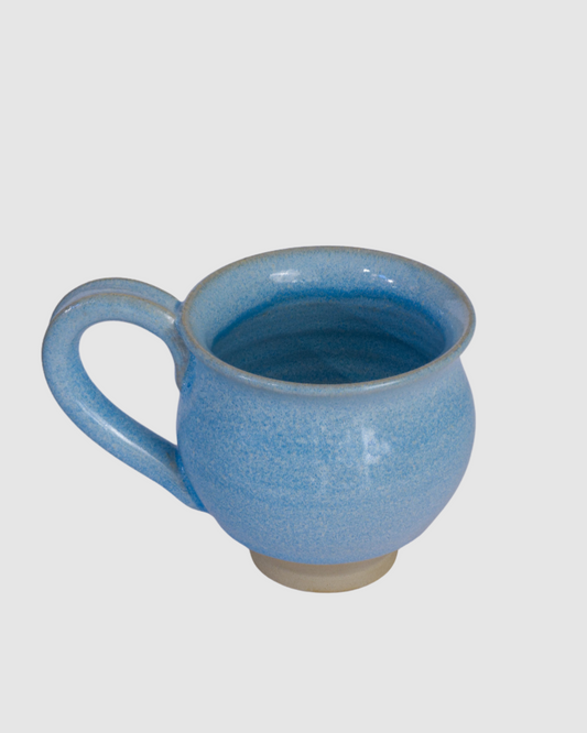 Hånddrejet krus med hank - Lyseblå glaseret