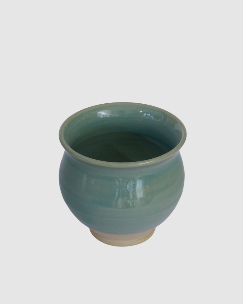 Håndlavet krus uden hank i mint keramik – dansk stentøj fra Fyn