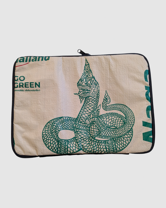 Håndlavet computertaske af upcycled emballage