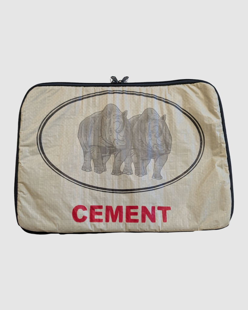 Håndlavet computertaske af upcycled emballage