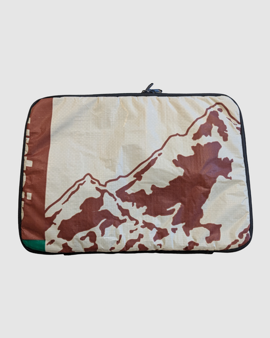 Håndlavet computertaske af upcycled emballage