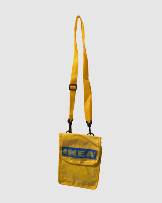 Crossbody mobiltaske af upcycled emballage