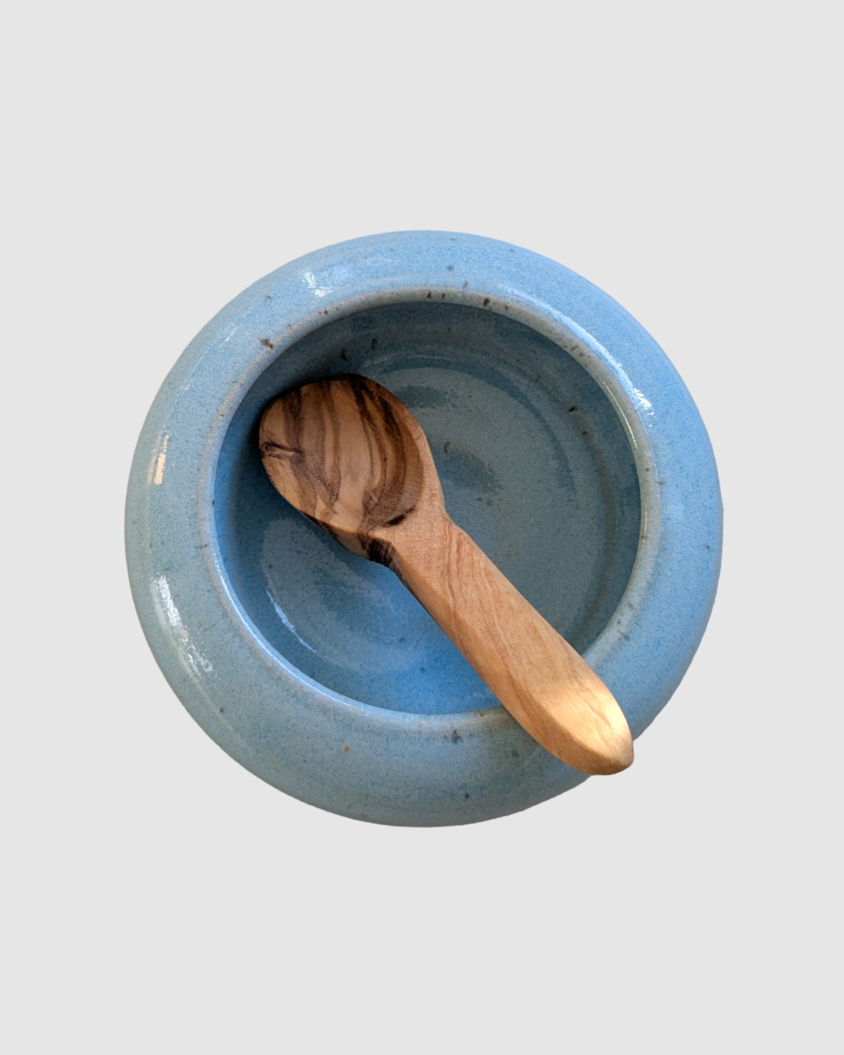 Hånddrejet saltkar med træske - Lyseblå glaseret