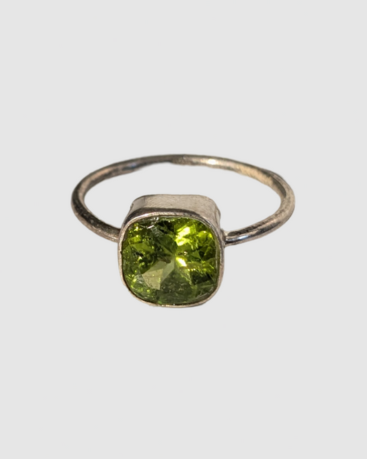 Håndlavet sølv ring med en peridot ædelsten