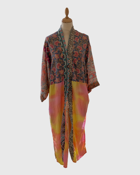 Lang silke kimono fra kvindekooperativet i Indien