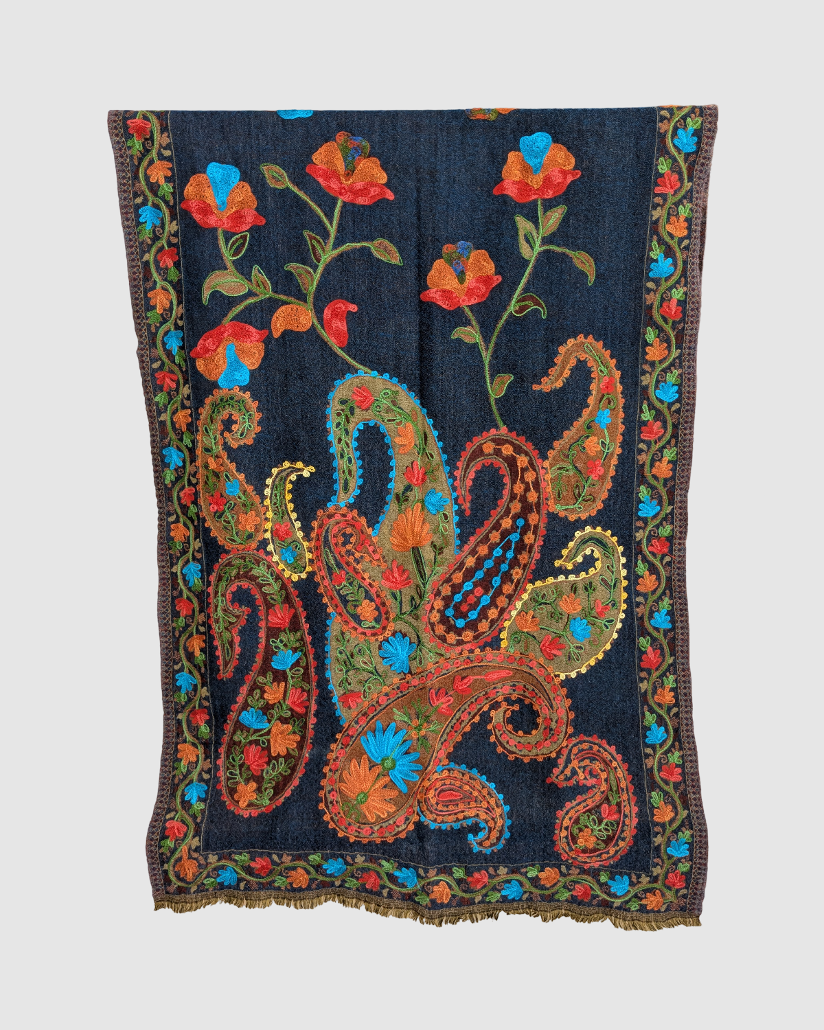 Håndvævet kashmir tørklæde med håndbroderet suzani-broderi i silke, vendbart og blomstret i mørkeblå, rød og grøn – fair trade fra Kashmir.