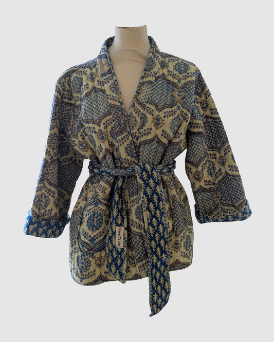 Håndlavet vendbar jakke i 100% bomuld – blokprintet med naturfarver i blå og sand med blad- og blomstermønster, bæredygtigt fremstillet i Indien.